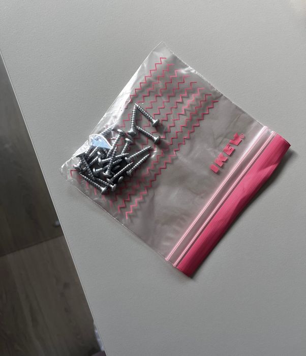 Białe biurko IKEA lagkapten