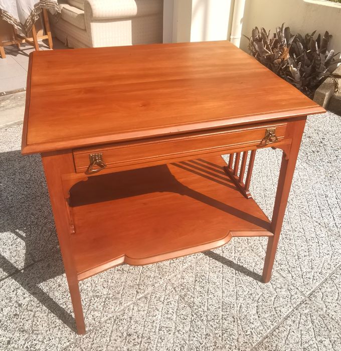 Mesa elegante estilo colonial