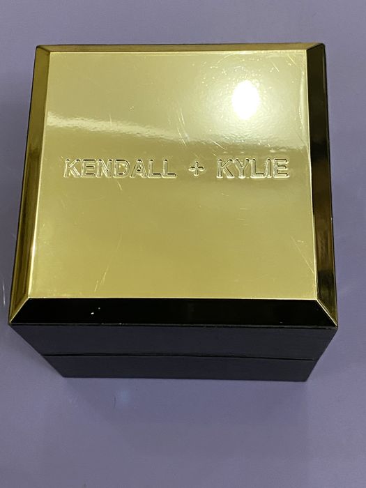 Наручные часы женские со стразами на браслете Kendall & Kylie