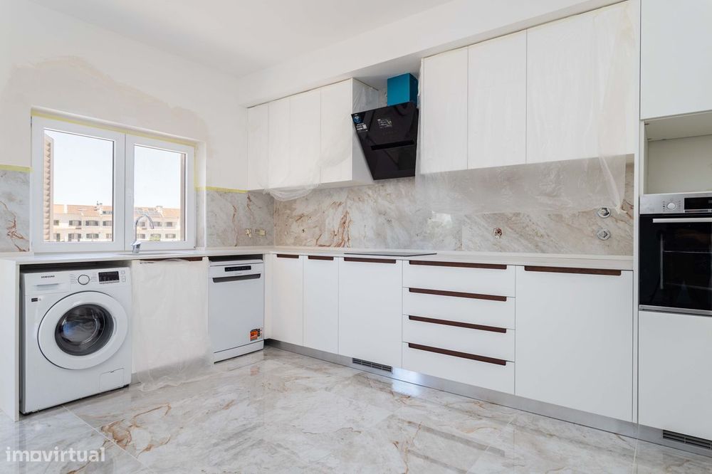 Newly Built T3 Detached House with Double Garage, Attic, and Terrace