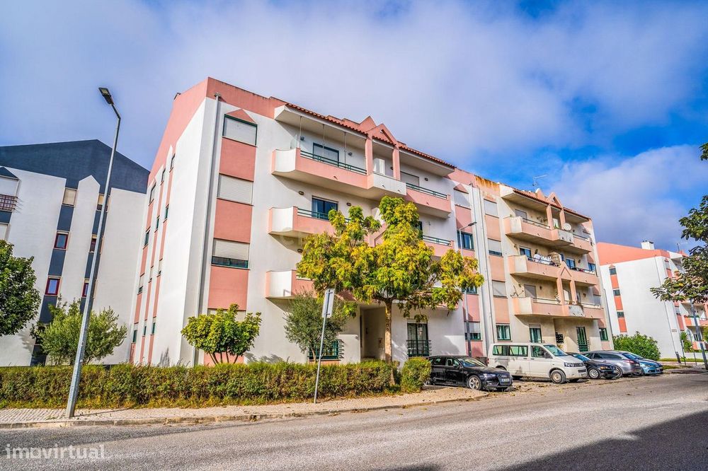 Apartamento T3 com elevador e garagem fechada em Caldas da Rainha!