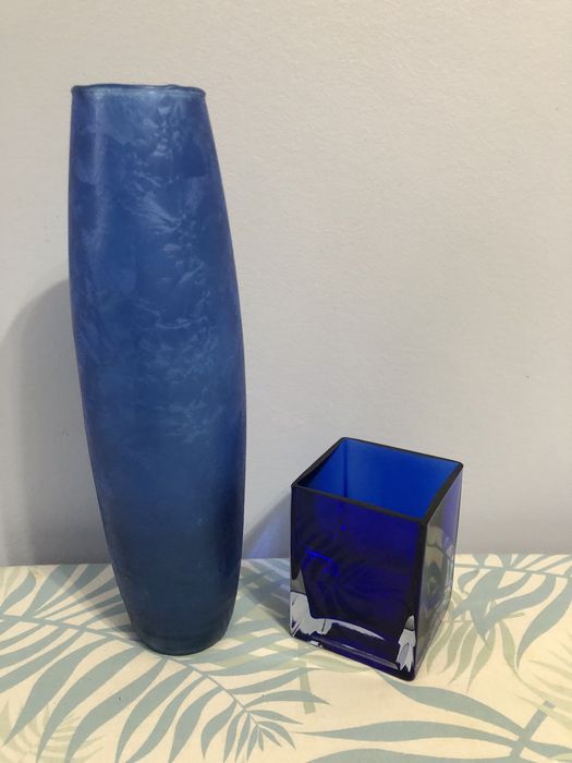 Duas jarras modernas  em vidro azul