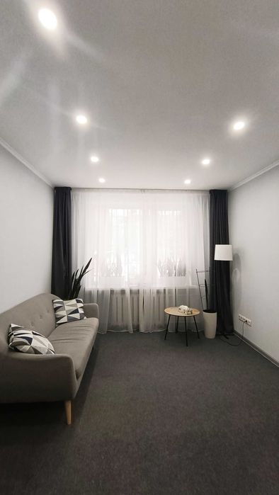 Офіс (3 кабінети). Перший поверх. Світло. Метро Звіринецька 2 хвилини.