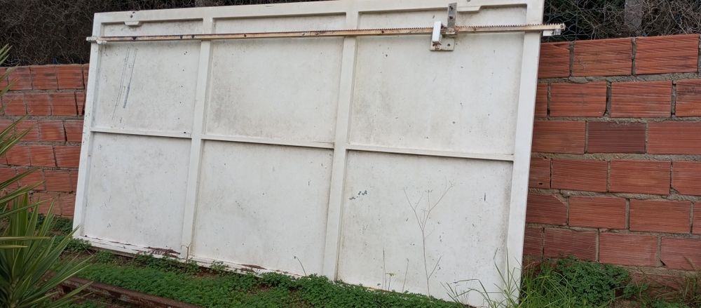 Portão elétrico grande