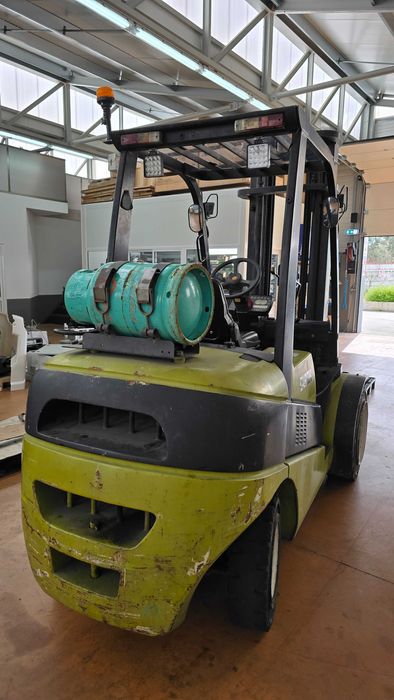 Empilhador Clark C35L – 3.500 kg – Gás – 2012