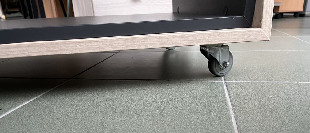 Журнальний столик на коліщатках/Кутовий столик