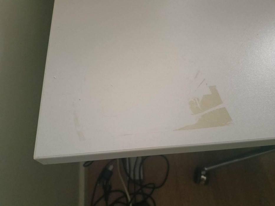 Biurko z prowadnicą na kable