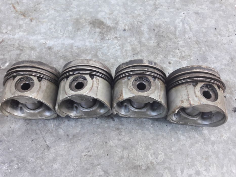 Поршня б/у. Рено Трафик 1.9 турбо дизель. 98-99 год.