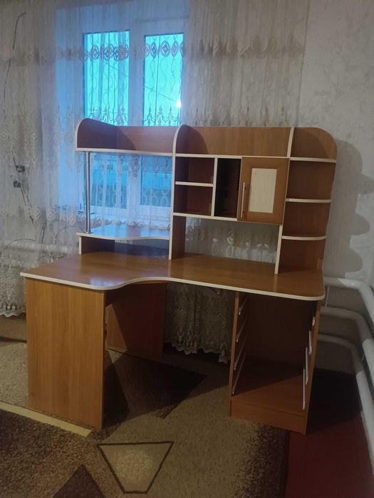 Продаю письмовий стіл у гарному стані