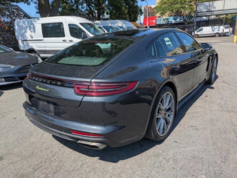 Porsche Panamera      2018