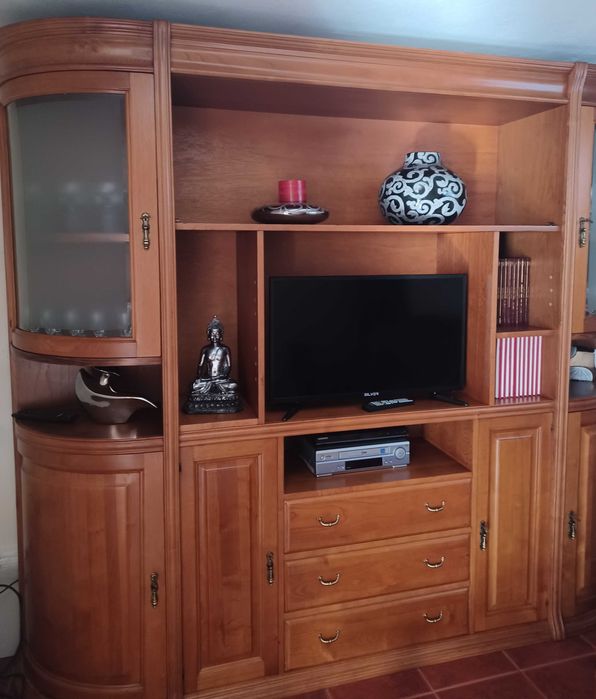 Estante sala em madeira castanho com vidros lapidados