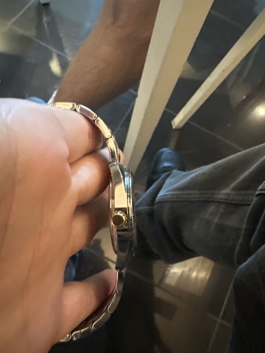 Relógio Casio prateado e dourado