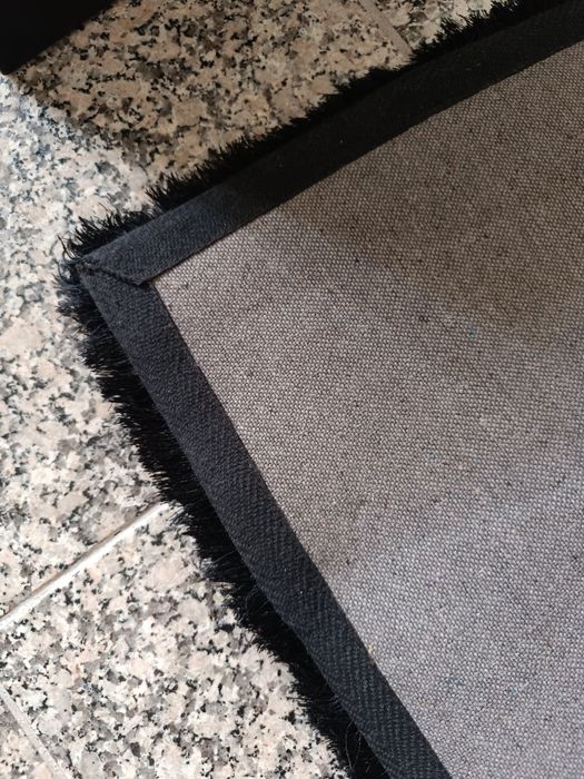 Carpete preta , pêlo médio.