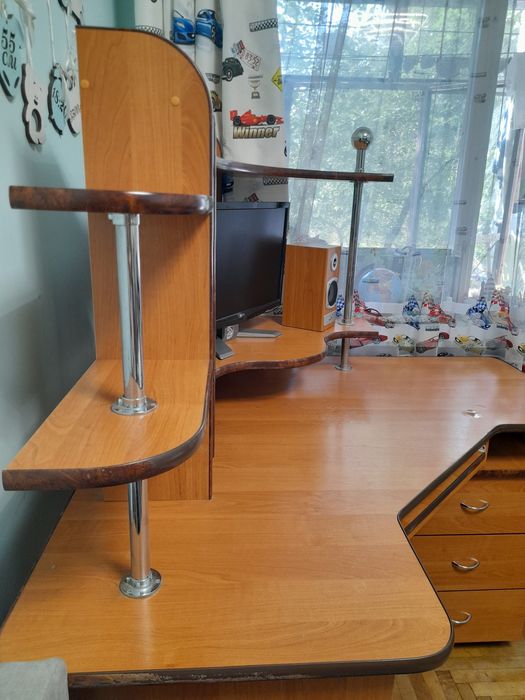 Кутовий письмовий стіл