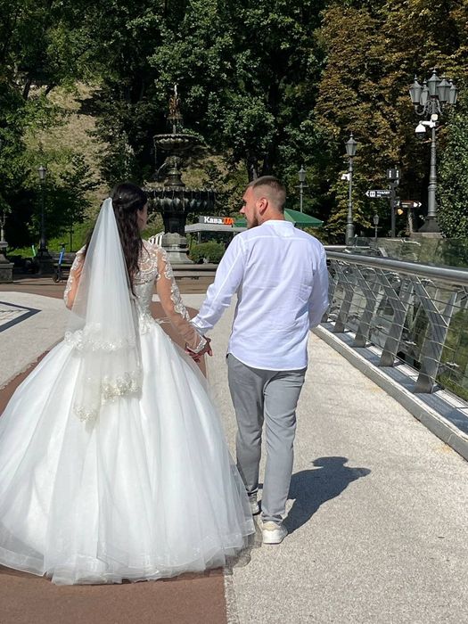 Продам весільну сукню