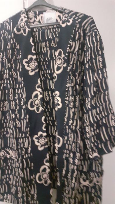 Casaco  preto e creme para por por cima dum vestido  ou blusa  tamanho