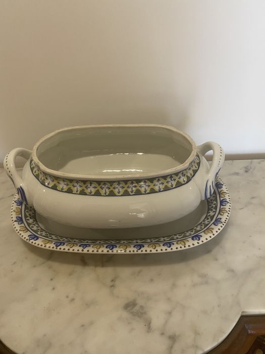 Travessa e terrina, loiça de Viana Castelo, numerada e pintada à mão