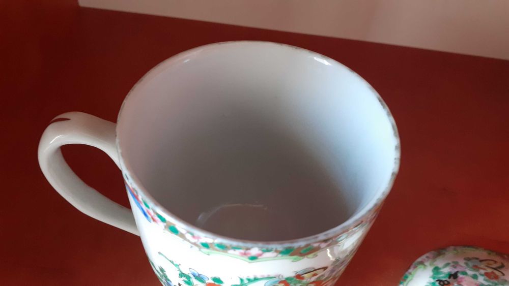 Ceramiczny kubek z przykrywką