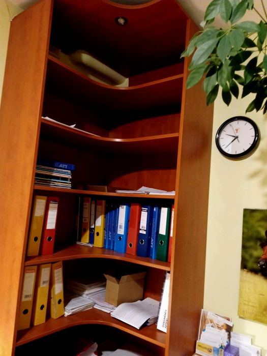 Regał narożny podświetlany