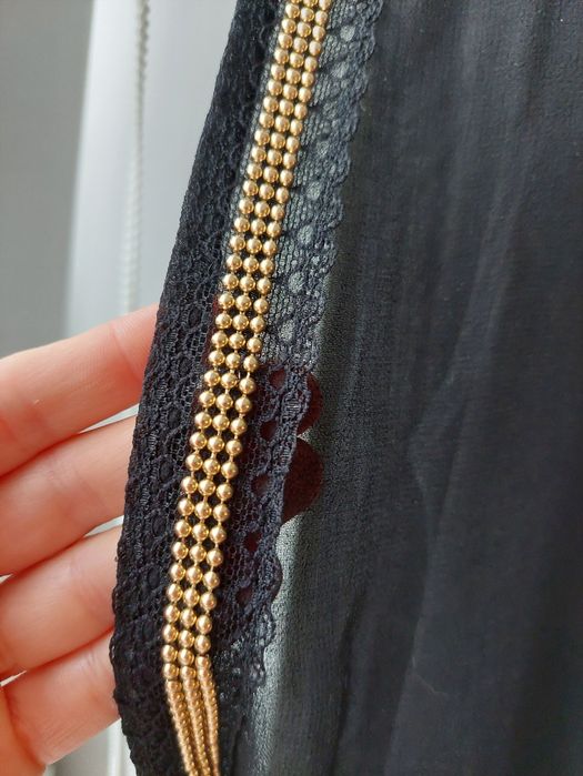 Czarna,  wyjątkowa sukienka ze złotym wykończeniem