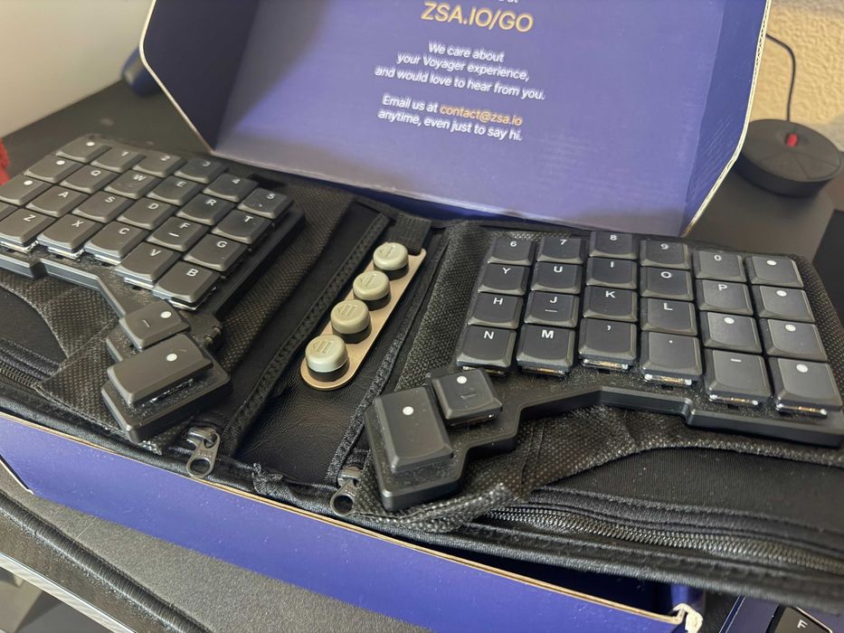 Teclado ZSA Voyager (Ergonómico + Mecânico)