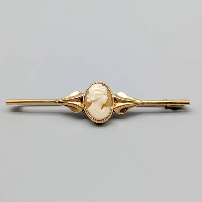 Broche em ouro 14 quilates com camafeu; 3.59 gramas; 63mm