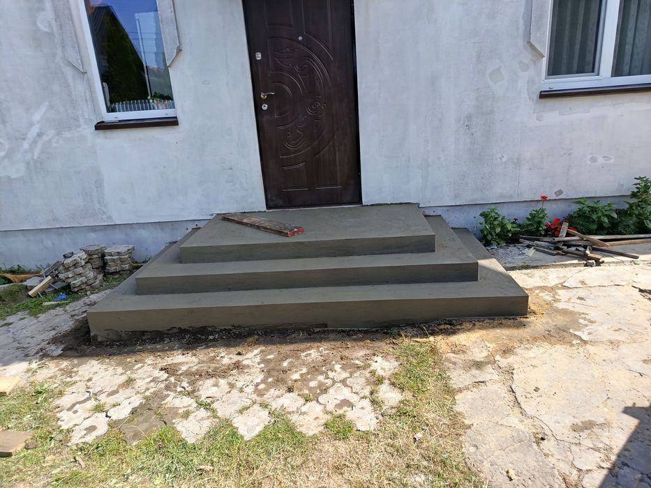 Виконуємо щикатурку ,стяжку, фундамент,заливка ступєньок,кладка блоків