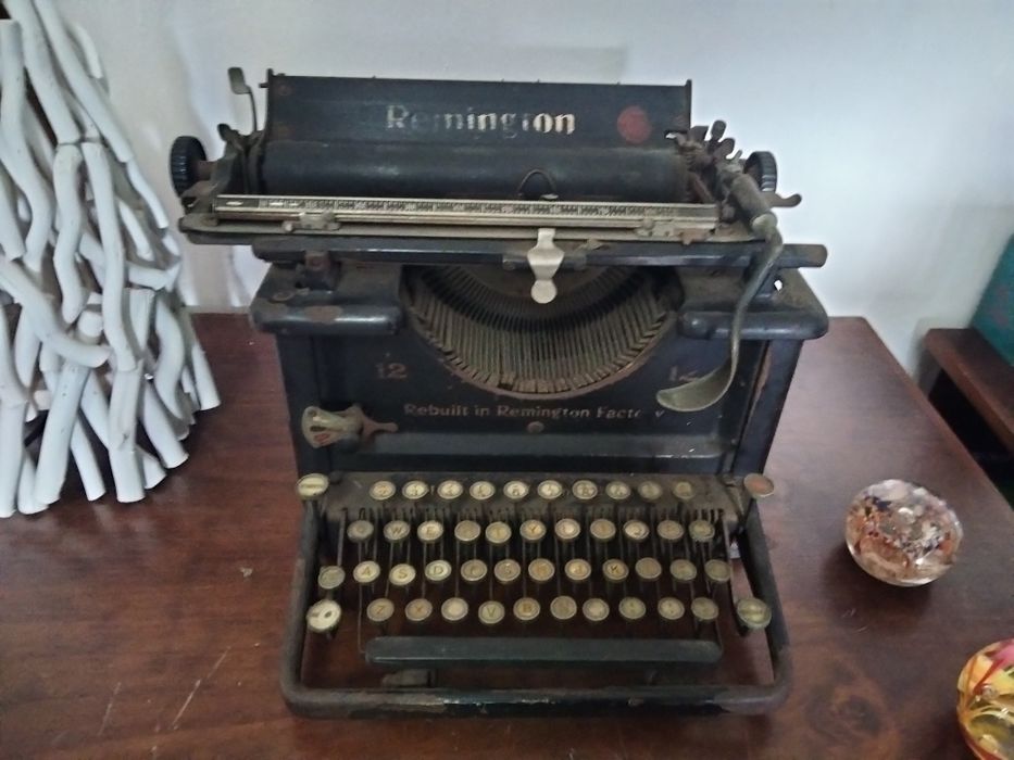 Máquina de escrever antiga em ferro, Remington N 12.
Ano 1929.