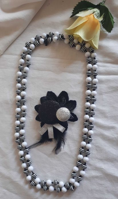Colar com bolinhas pretas e Alfinete Preto e Prateado