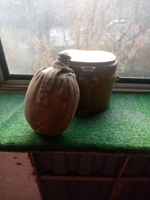 Армійський котелок і фляга
