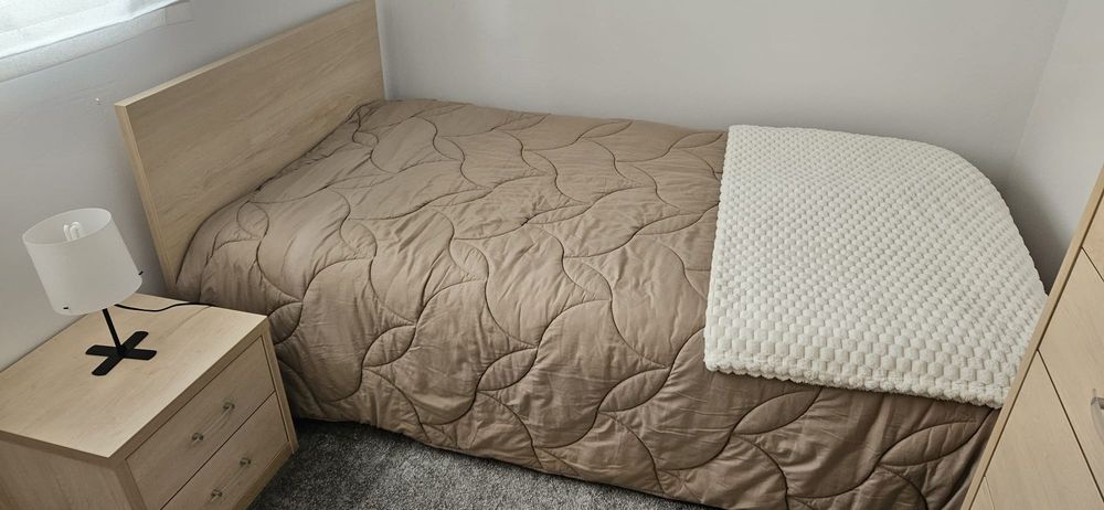 Quarto completo (cama, mesa de cabeceira, camiseiro e roupeiro)