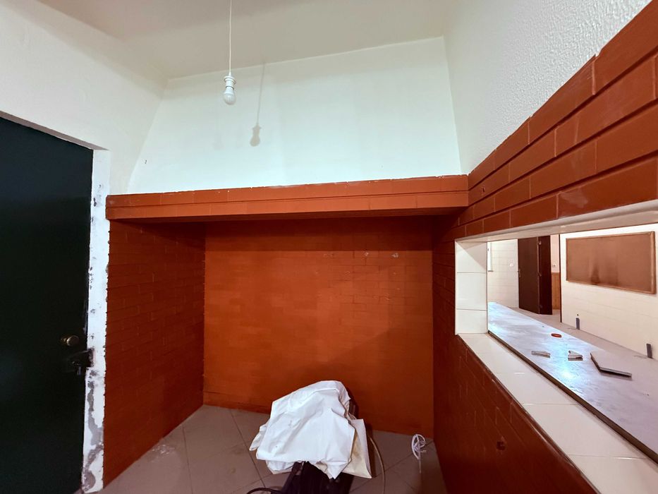 Espaço comercial e habitação com terreno