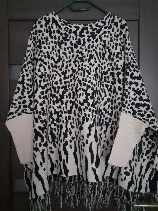 sweter narzutka z frędzlami sweter oversize ponczo