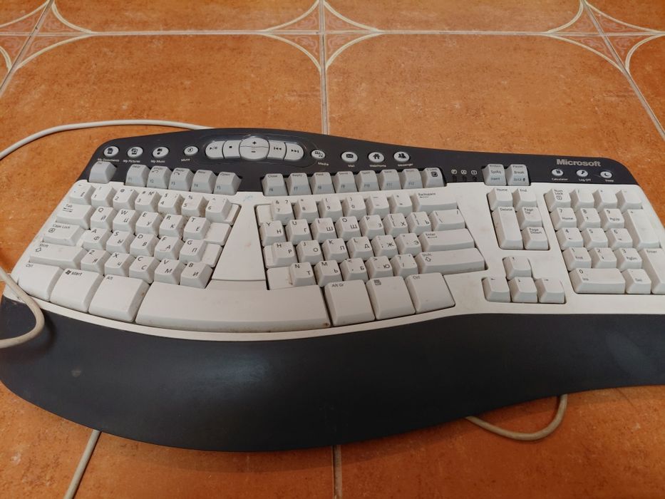 Microsoft Natural Multimedia Keyboard 1.0A.