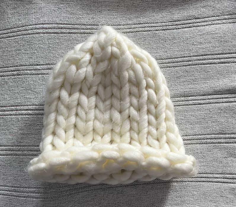 Жіноча вʼязана тепла шапка з ангори