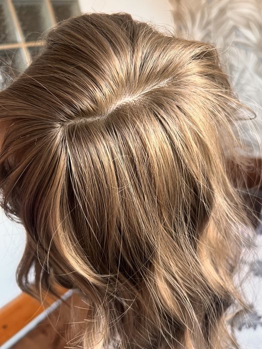 Peruka ciemny chłodny blond jak naturalne grzywka fale krótkie bob