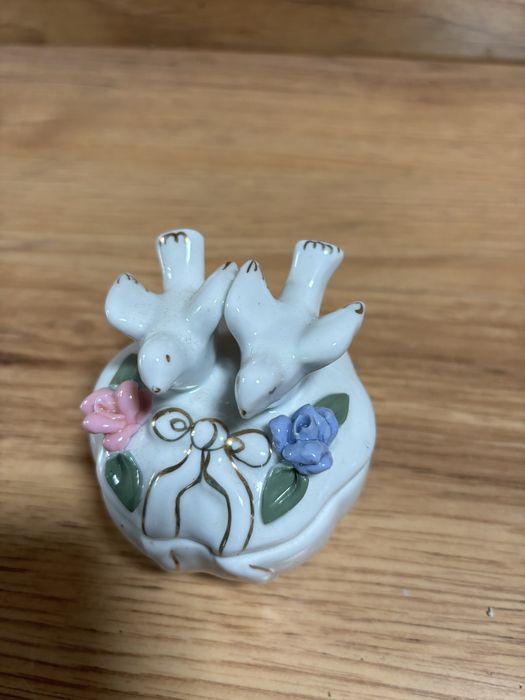 Szkatułka ceramiczna.