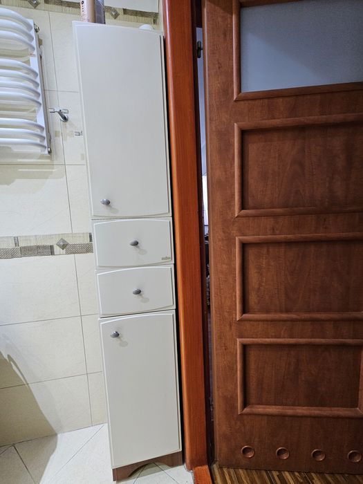 Kabina 90 × 90 i meble łazienkowe.