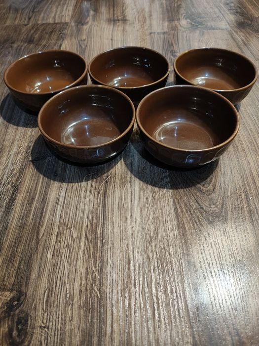 Zestaw pięciu brązowych porcelitowych miseczek z kolekcji Lubiana Prl