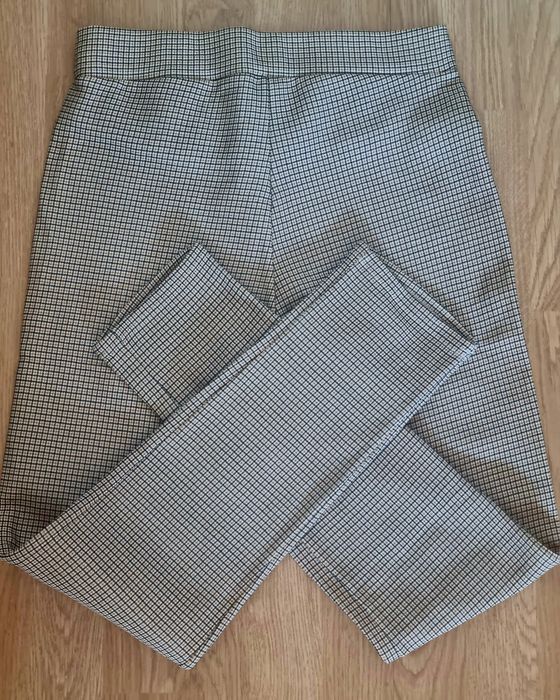 Calças/leggings, em tons de preto e castanho, todas forradas a pêlo. L