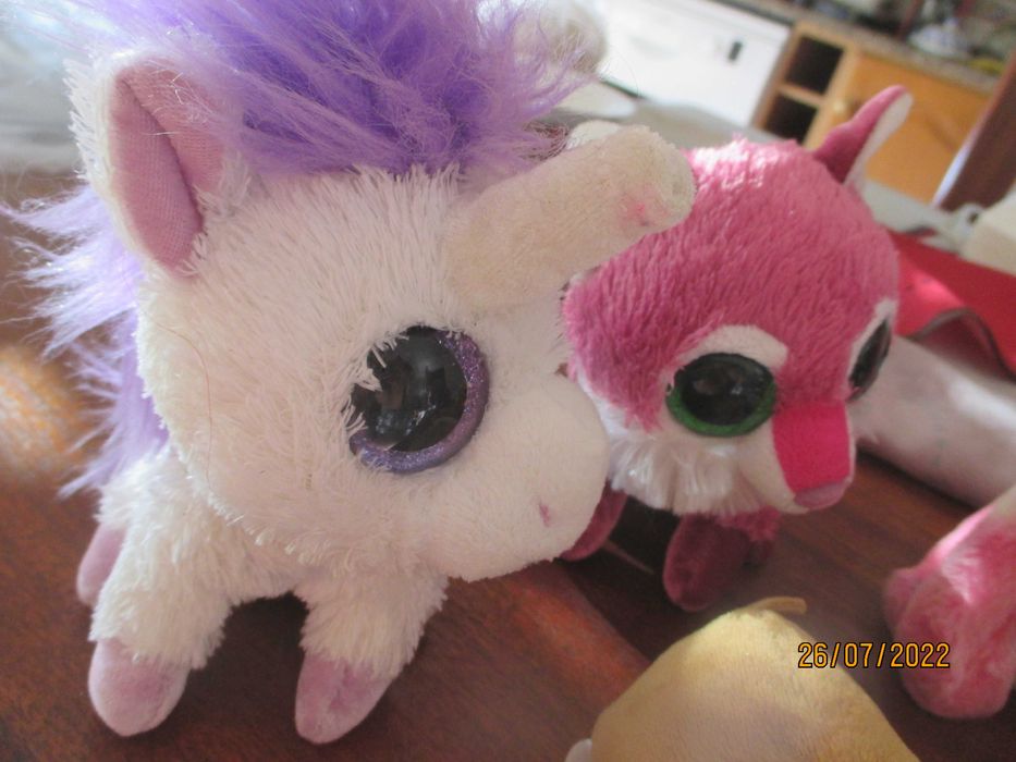 8 pequenos peluches