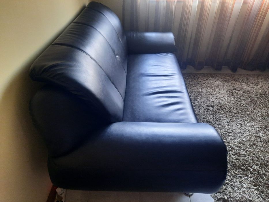 Dois sofás cor preta