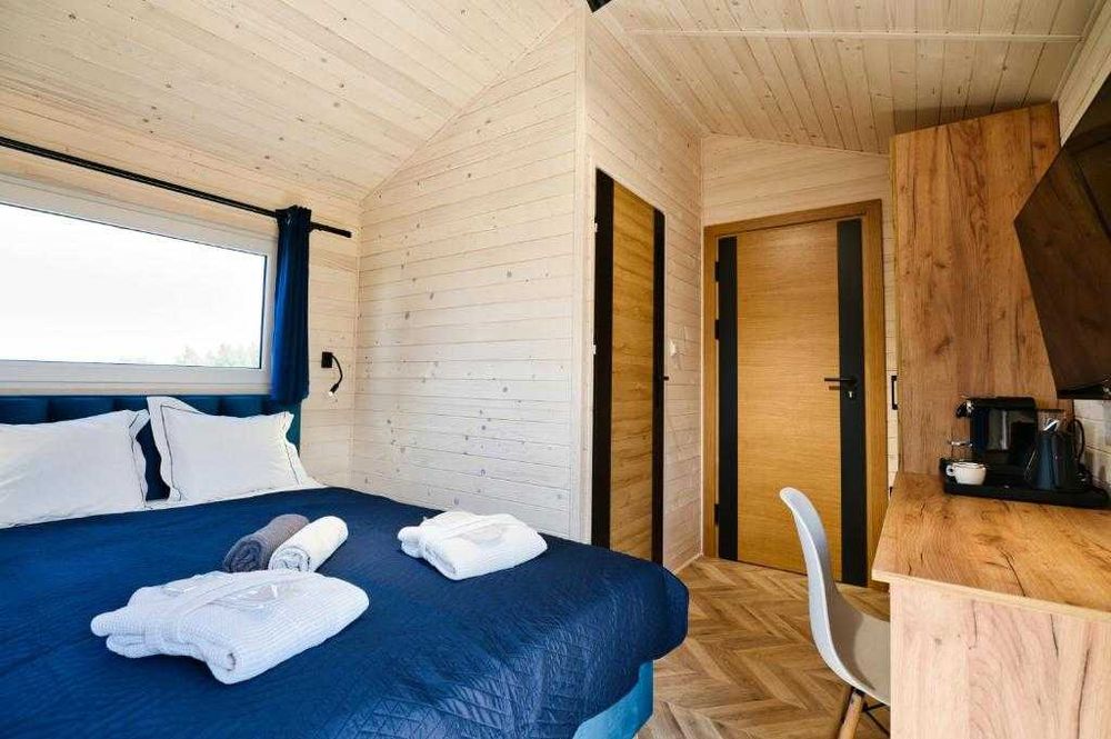 Domek dla dwojga na romantyczne Walentynki - róże, JACUZZI, szampan