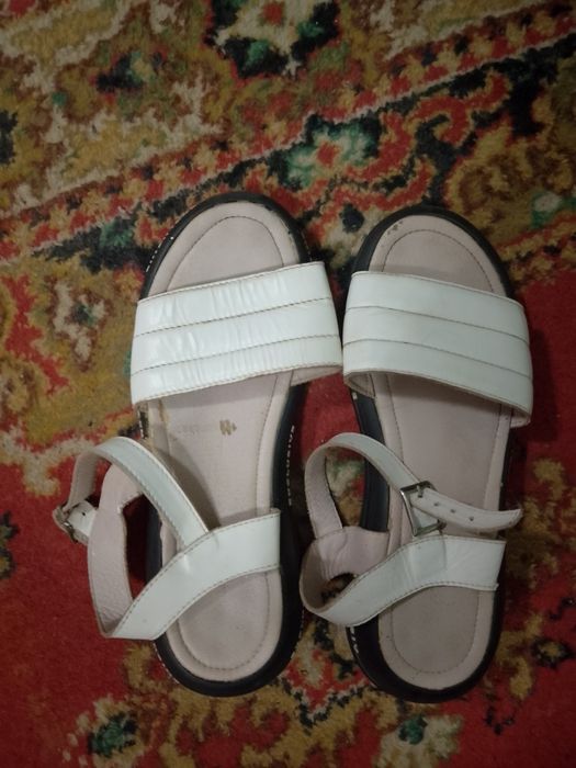 Отдам бесплатно босоножки,кожа.