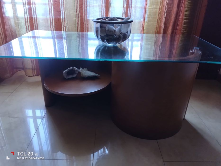 Mesa em madeira maciça e tampo de vidro