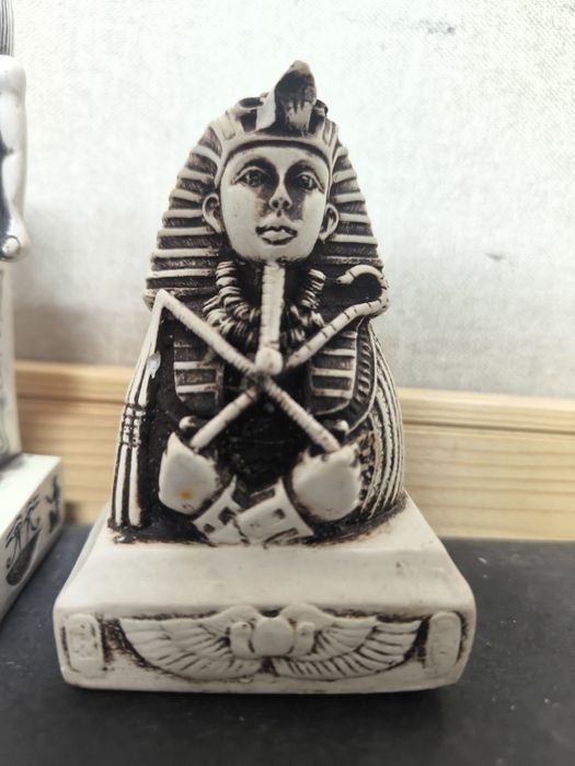 Lote 2 Estatuetas Egípcias Hórus e Fara
Conjunto de duas estatuetas de