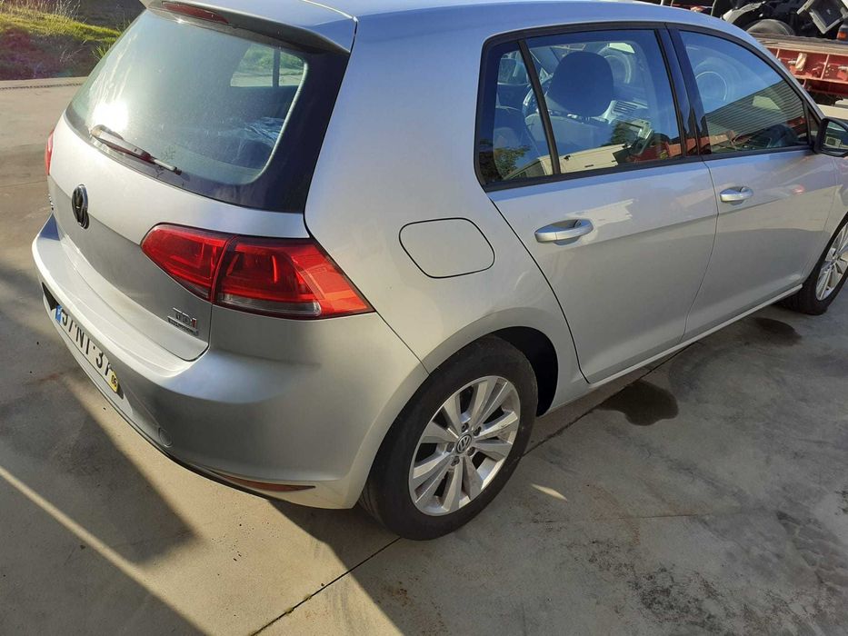 Volkswagen Golf 1.6 TDI (97-NT-37) – Com Avaria de Motor