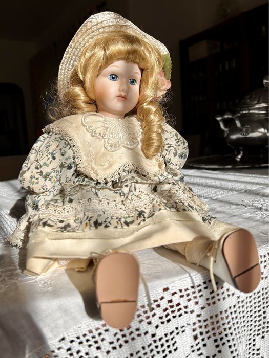 Boneca de Porcela em perfeitas condições