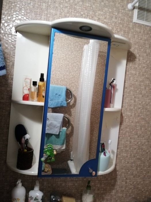 Шафа у ванну з дзеркалом