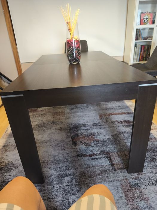 Mesa e 6 cadeiras de jantar